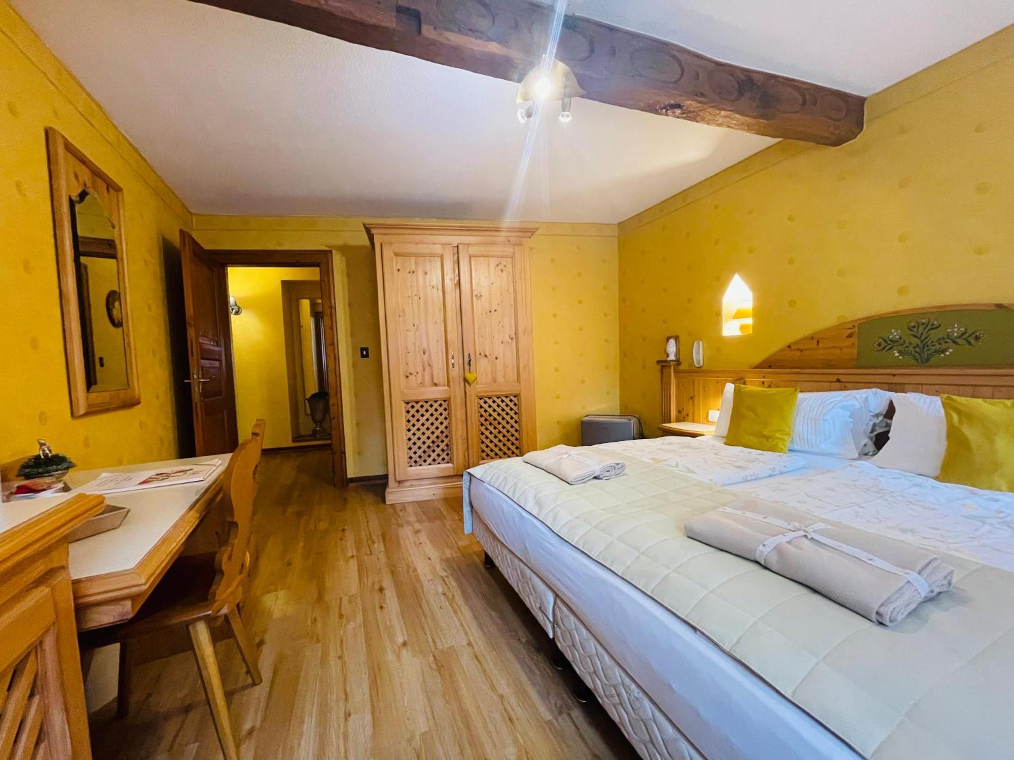 Historisches Gaestehaus Au Faucon Von 1535 Wissembourg Buitenkant foto