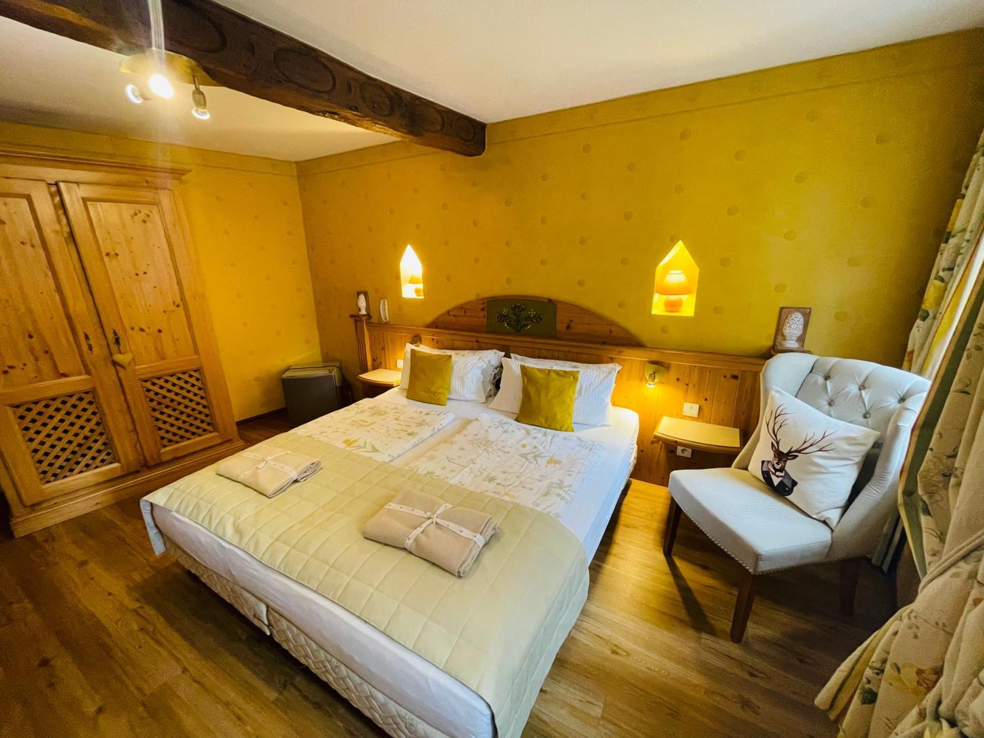 Historisches Gaestehaus Au Faucon Von 1535 Wissembourg Buitenkant foto