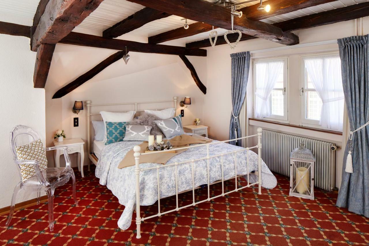 Historisches Gaestehaus Au Faucon Von 1535 Wissembourg Buitenkant foto