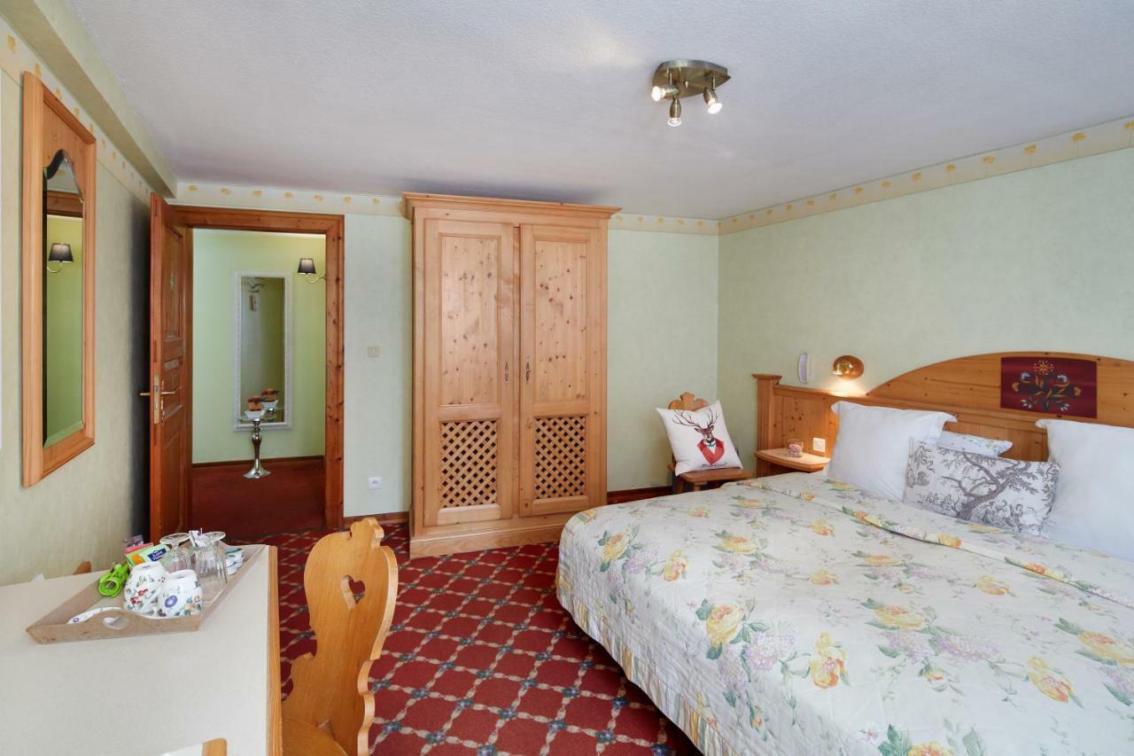 Historisches Gaestehaus Au Faucon Von 1535 Wissembourg Buitenkant foto